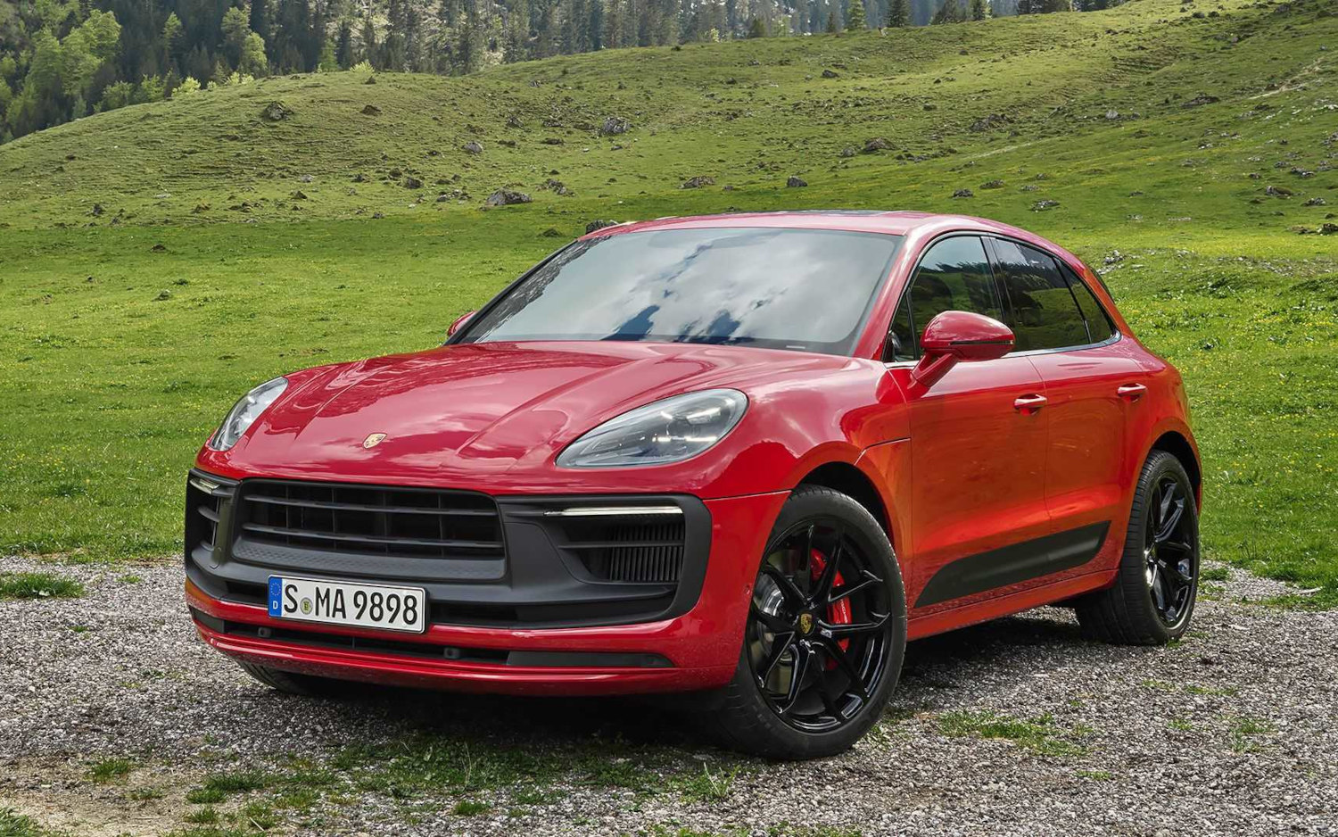 Comparison Porsche Macan GTS 2022 vs Ford Everest BaseCamp 2021